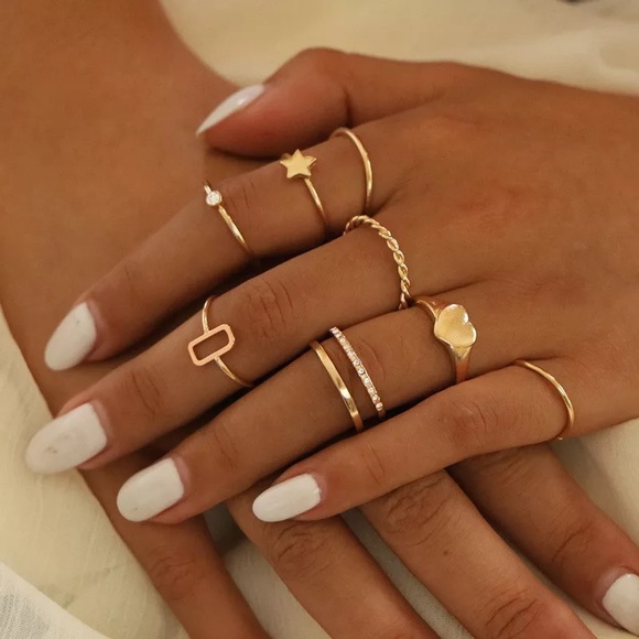 Unbranded Jewelry - 3/$30 💛 Dainty Ring Set